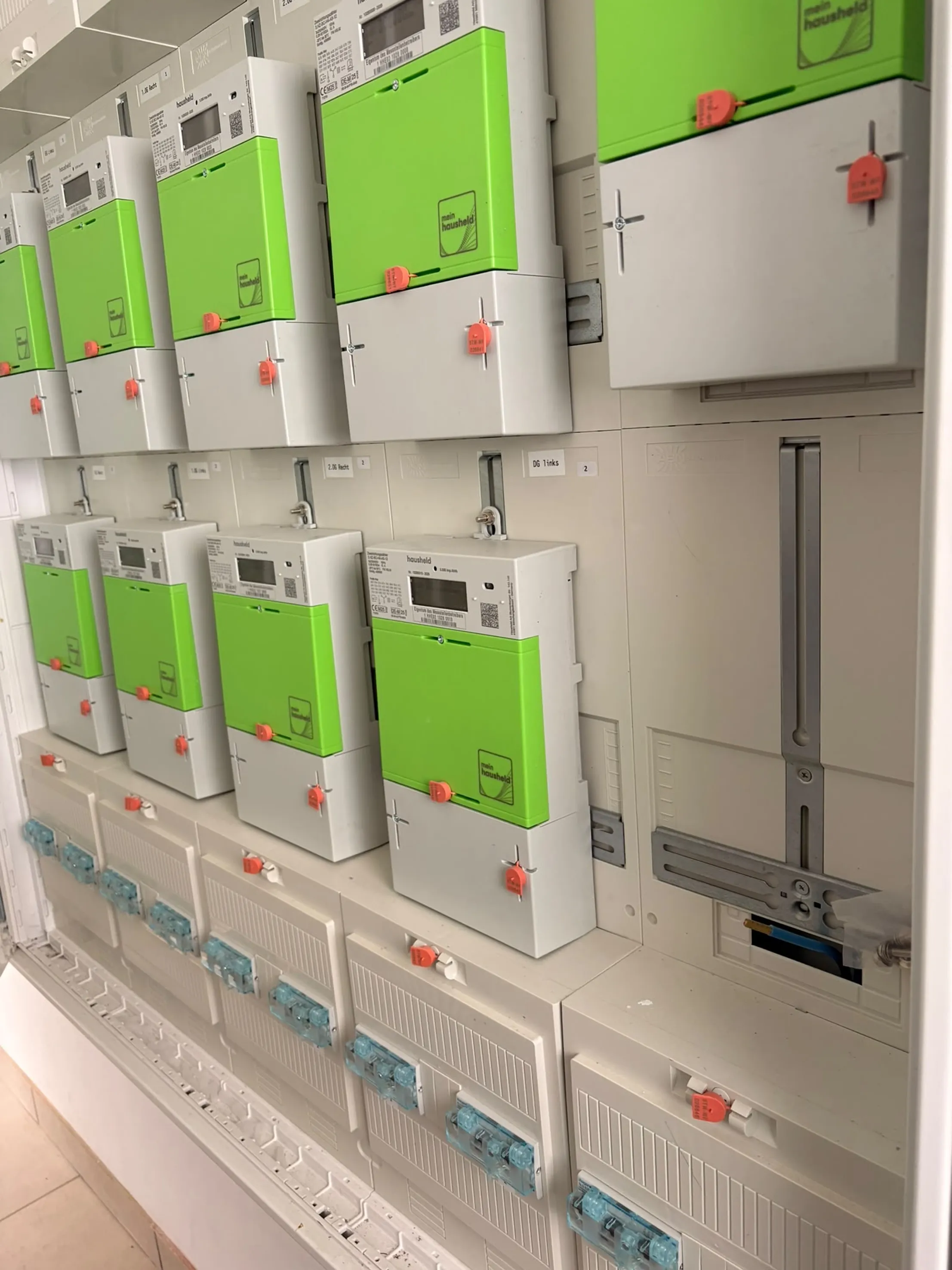 Technikschrank mit Komponenten für die elektrische Gebäudesteuerung