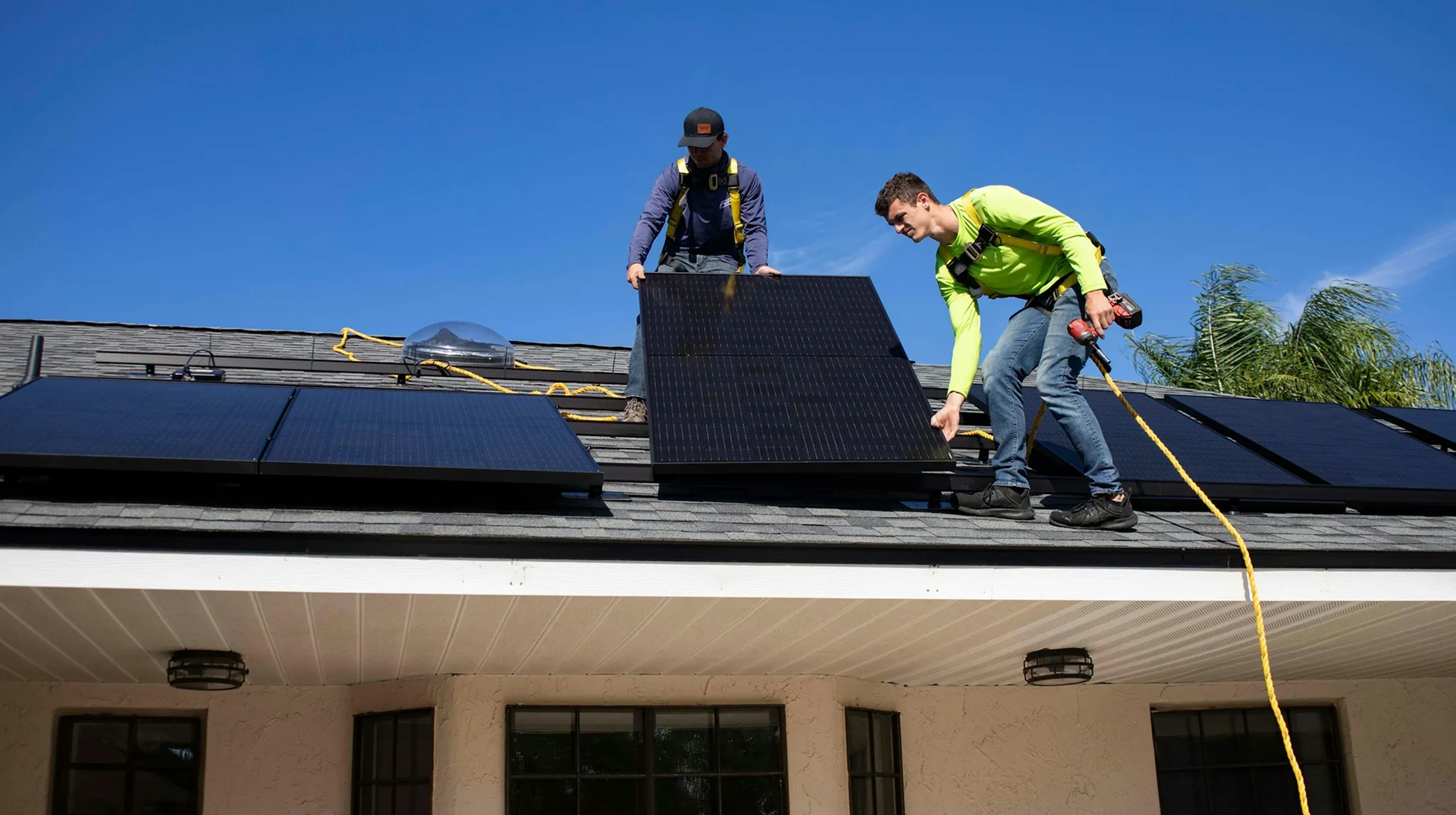 Montage von Photovoltaikmodulen auf einem Hausdach