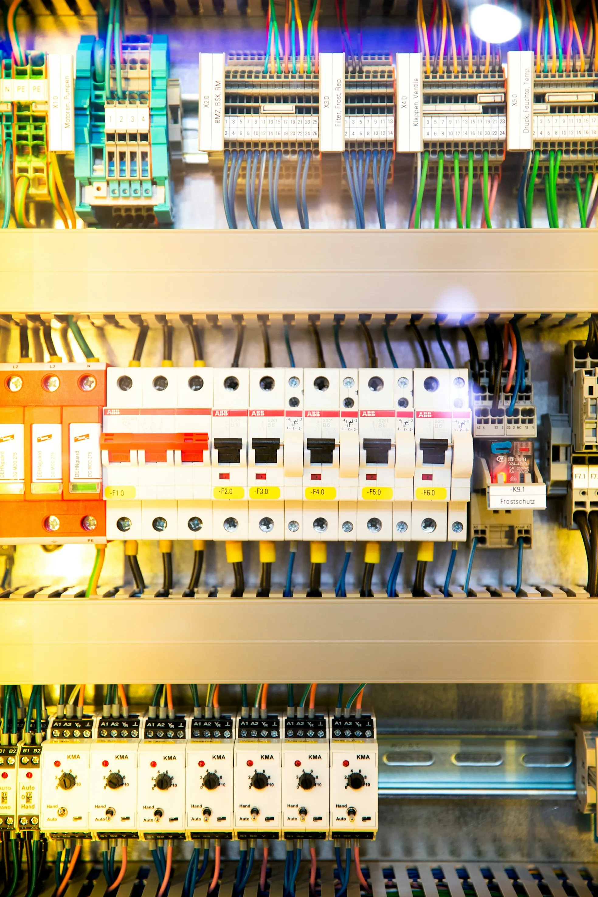 Fertig montierte Elektroverteilung mit sauber angeordneten Leitungen und Sicherungen