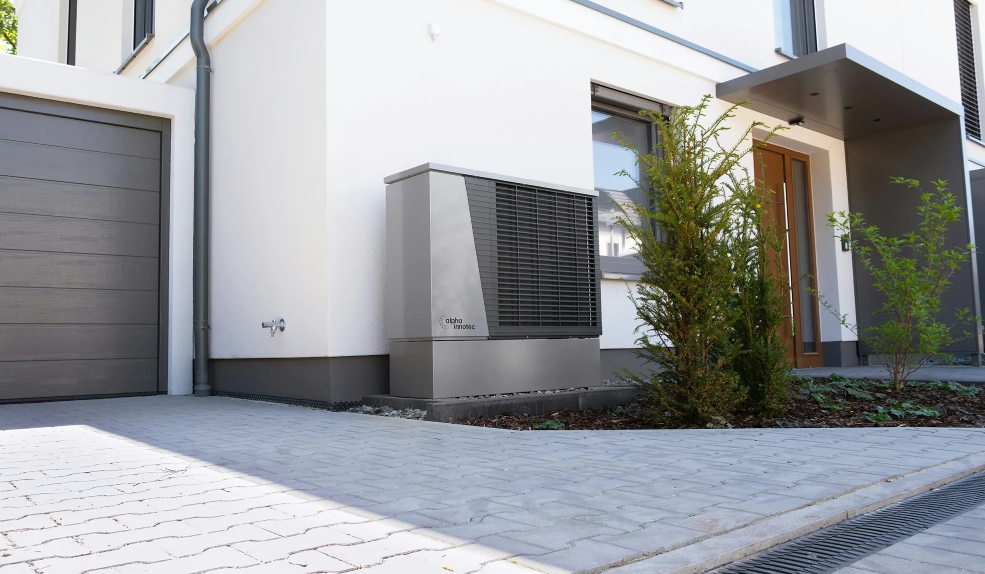 Außeneinheit einer Wärmepumpe an einem modernen Wohnhaus